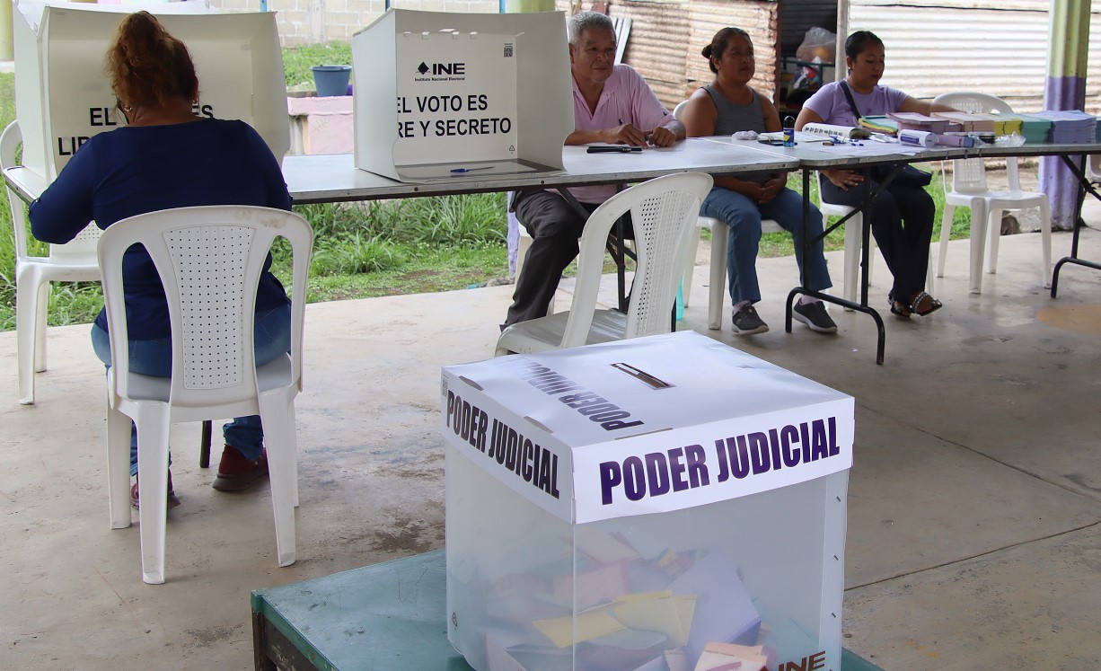 Pobladores votan en las elecciones judiciales el domingo, en Tapachula, México. (Foto Prensa Libre: EFE)