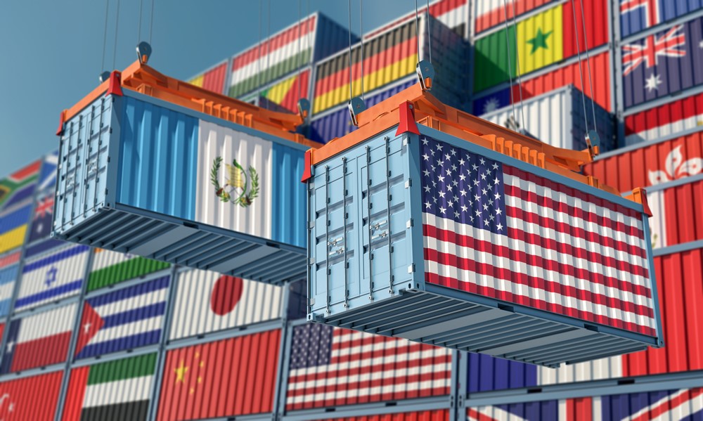 vista de contenedores con banderas Guatemala Estados Unidos